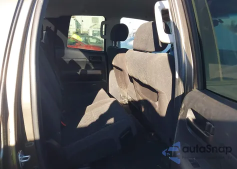 2011 Toyota Tundra Grade 5.7L V8 z USA, uszkodzony, nr VIN 5TFRY5F10BX111705